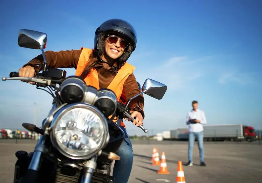 Jakie prawo jazdy na motor 1000? Oto kluczowe wymagania i koszty