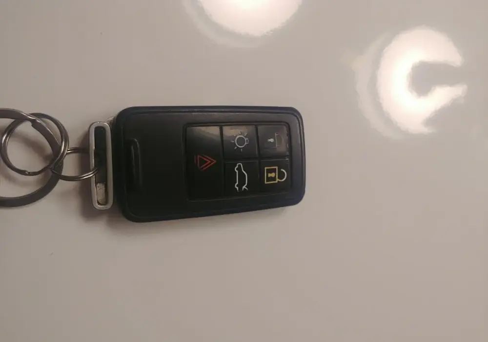Wymiana baterii w kluczyku Volvo: Prosty poradnik krok po kroku