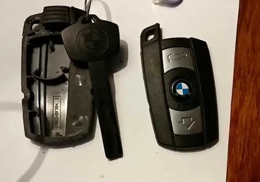 Jak wymienić baterie w kluczyku BMW E60 i uniknąć problemów z działaniem