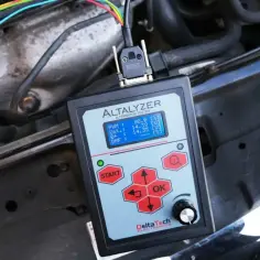 Tester alternatora "ALTALYZER" podłączony do silnika, pokazuje jak sprawdzić regulator napięcia alternatora.