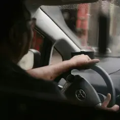 Egzaminator prawa jazdy trzyma kierownicę. Zastanawiasz się, ile zarabia egzaminator prawa jazdy?