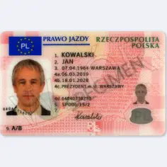 Polskie prawo jazdy Jana Kowalskiego. Zastanawiasz się, ile kosztuje odebranie prawa jazdy? Ten dokument zawiera daty wydania i ważności.