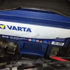 Akumulator Varta Blue Dynamic 12V 44Ah. Widoczny numer seryjny akumulatora Varta: G5C3121530590.