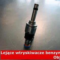Wtryskiwacz benzynowy na metalowym blacie. Dowiedz się, jak sprawdzić wtryski benzynowe i jakie są objawy ich lejącej pracy.