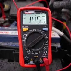 Multimetr pokazuje 14.53V, co jest prawidłowym napięciem ładowania. Sprawdzamy, ile powinien ładować alternator.