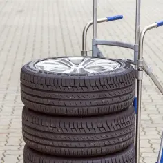 Stos opon samochodowych na wózku. Zastanawiasz się, ile waży opona samochodowa?