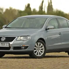 Szary Volkswagen Passat B6 2.0 TDI, gotowy do drogi. Jego akumulator zapewnia moc do każdej podróży.