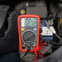 Pomiar napięcia akumulatora multimetrem. Wynik 12.72V sugeruje, ile czasu alternator ładuje akumulator.