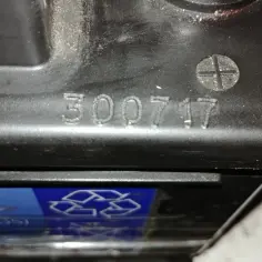 Na akumulatorze widoczny jest numer seryjny 300717. To może pomóc jak sprawdzic date akumulatora.