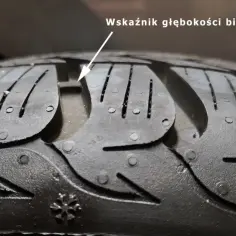 Zbliżenie na bieżnik opony zimowej z widocznym wskaźnikiem TWI.