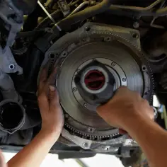 Mechanik wymienia dwumasę. Dowiedz się, ile kosztuje naprawa dwumasy i jakie są jej objawy.