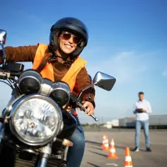 Jakie prawo jazdy na motor 1000? Oto kluczowe wymagania i koszty