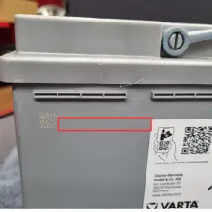 Szary akumulator Varta z widocznym kodem daty produkcji: 25 39 6 1692 F.