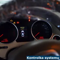 Kontrolka awaria systemu wtrysku świeci się na desce rozdzielczej, obok innych ostrzeżeń.