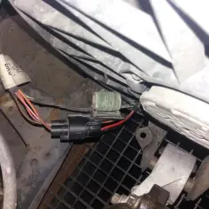 Rezystor wentylatora chłodnicy z przewodami i wtyczką. Sprawdź, jak działa ten element.