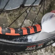 Opony bezdętkowe (Tubeless): Co to jest? Zalety, wady, montaż