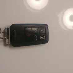 Kluczyk Volvo z przyciskami, gotowy do wymiany baterii. Dowiedz się, jak wymienić baterię w kluczyku Volvo.