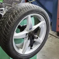 Ile kosztuje założenie opon na felgi? Sprawdź ceny i oszczędź!