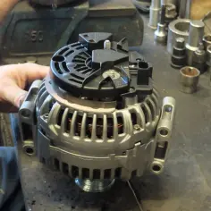 Mechanik pracuje nad regeneracją alternatora. Czas potrzebny na regenerację alternatora zależy od stopnia uszkodzenia.