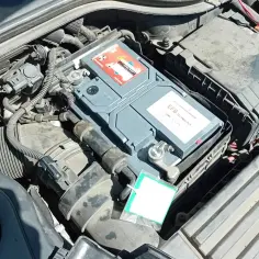Nowy akumulator EFB w komorze silnika Passata B7 2.0 TDI.