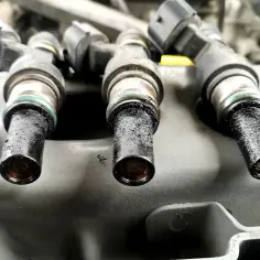 Uszkodzone wtryskiwacze objawy diesel: brudne końcówki wskazują na problemy z silnikiem.
