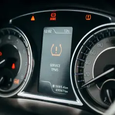 Kontrolka ciśnienia opon świeci się. Dowiedz się, jak zresetować kontrolkę ciśnienia opon, gdy na wyświetlaczu pojawia się komunikat "SERVICE TPMS".