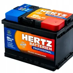 Czarny akumulator HERZ PROFESSIONAL 60Ah 12V 540A [EN] z niebieskimi i czerwonymi osłonami biegunów.