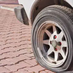 Zniszczona opona na feldze. Dowiedz się, jak zdjąć oponę z felgi, gdy jest przebita.