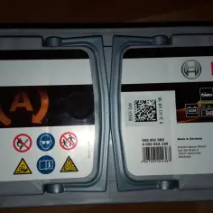 Akumulator Bosch S5 A13, 850A (EN), 95Ah 12V. Data produkcji jest widoczna na kodzie kreskowym i QR.