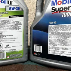Dwa litrowe opakowania oleju silnikowego Mobil 1 i Mobil Super. Czy olej napędowy to diesel? Tak, oba oleje nadają się do silników benzynowych i diesla.