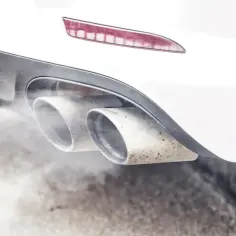 Biały dym wydobywa się z podwójnych końcówek wydechu, gdy auto kopci na biało.
