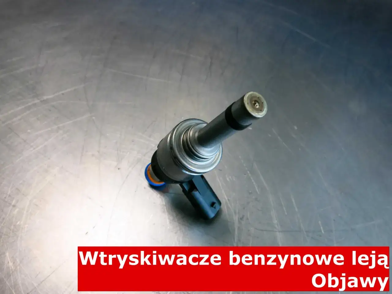 Wtryskiwacz benzynowy na metalowym blacie. Dowiedz się, jak sprawdzić wtryski benzynowe i jakie są objawy ich awarii.