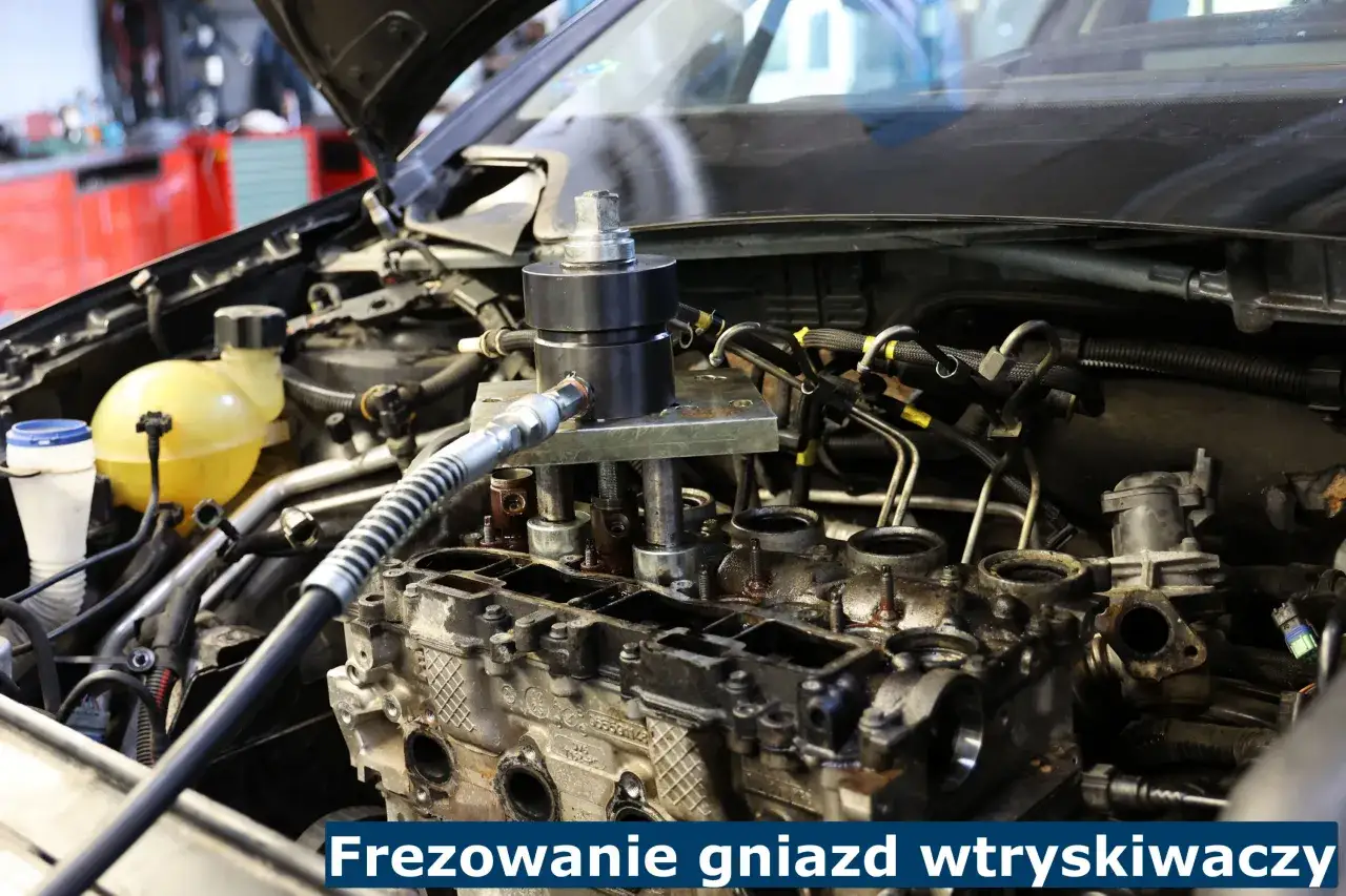 Specjalistyczne narzędzie do frezowania gniazd wtryskiwaczy w silniku samochodowym.
