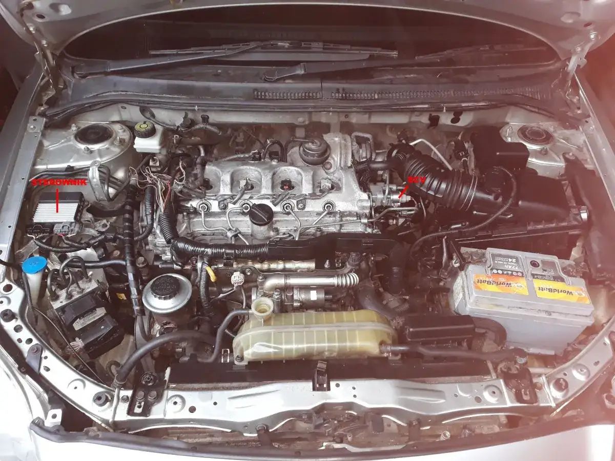 Silnik Toyoty z zaznaczonymi elementami. Uszkodzony zawór SCV Toyota objawy mogą być widoczne w pracy silnika.