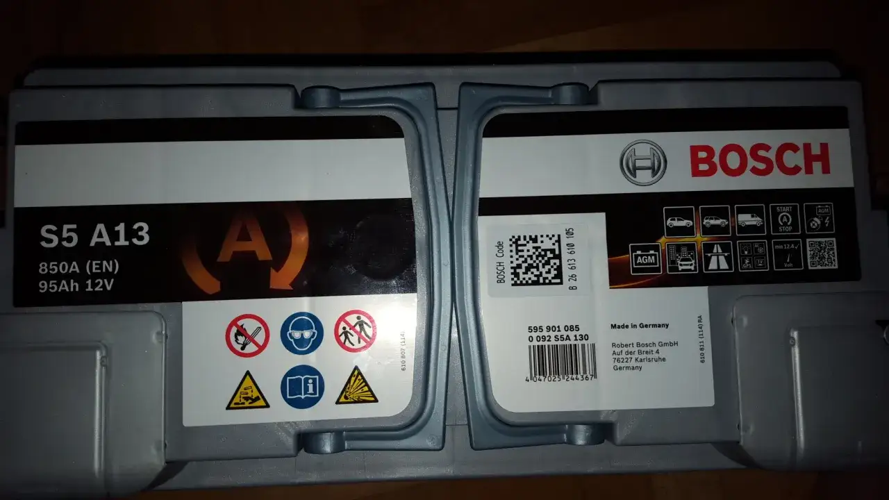 Akumulator Bosch S5 A13, 850A (EN), 95Ah 12V. Data produkcji akumulator Bosch jest widoczna na kodzie kreskowym.
