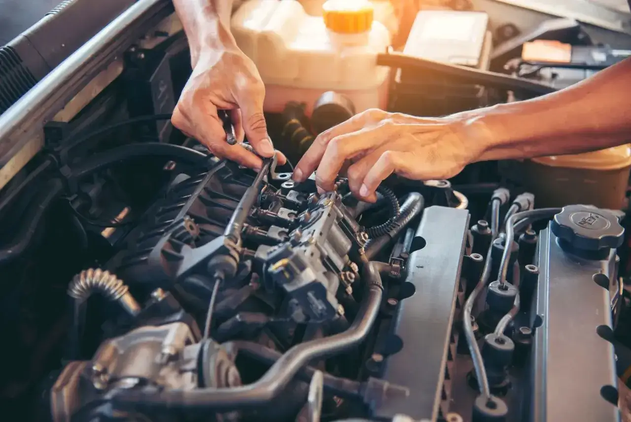 Mechanik naprawia silnik, być może uszkodzony wtrysk gazu objawy są widoczne.