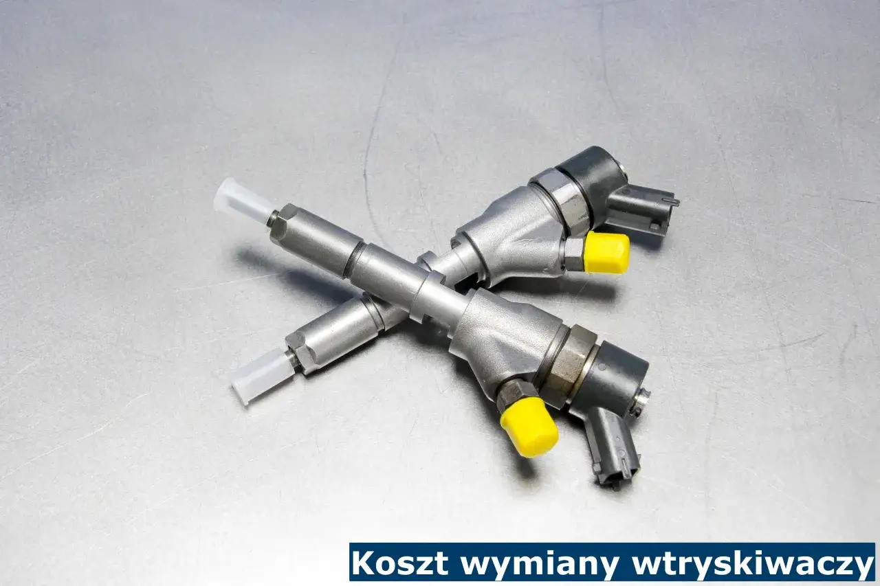 Dwa wtryskiwacze benzynowe leżące na metalowej powierzchni. Gotowe do wymiany wtryskiwaczy benzynowych.