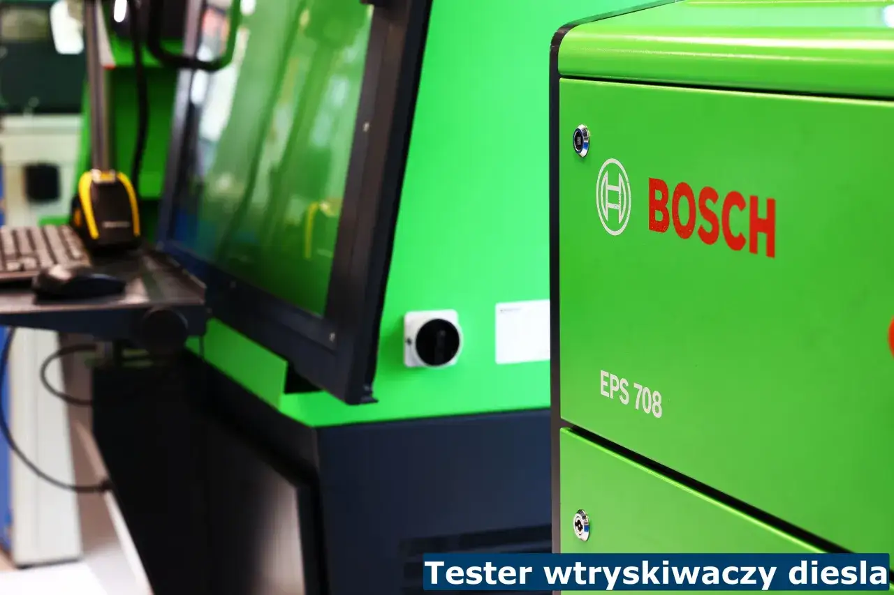 Zielony tester wtryskiwaczy diesel Bosch EPS 708 z komputerem i klawiaturą.