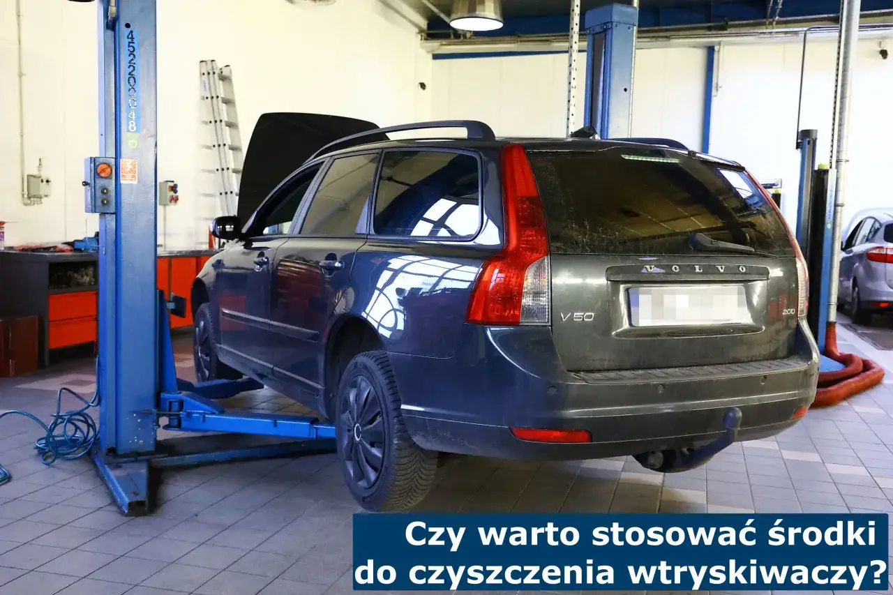 Samochód na podnośniku. Czy warto stosować dodatek do benzyny czyszczący wtryski?