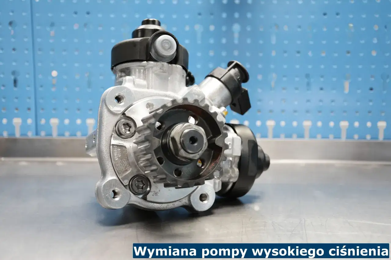 Gotowa do regeneracji pompy wysokiego ciśnienia, z widocznym kołem zębatym i obudową.
