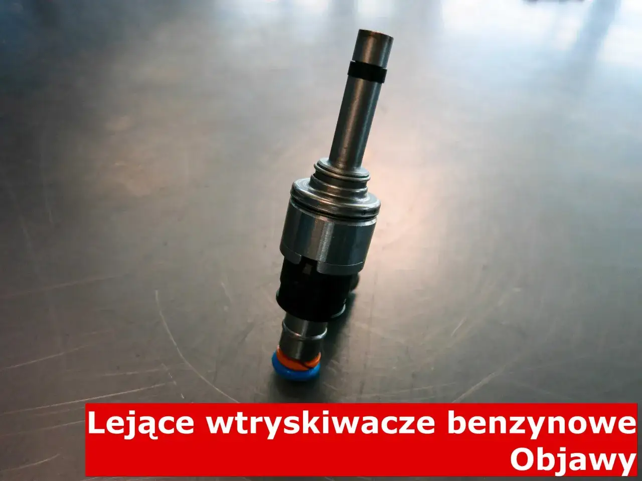 Wtryskiwacz benzynowy na metalowym blacie. Dowiedz się, jak sprawdzić wtryski benzynowe i jakie są objawy ich lejącego działania.