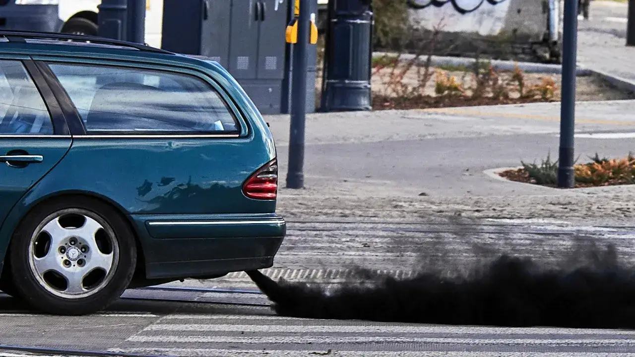 Zielony diesel dymi na czarno, zanieczyszczając powietrze.