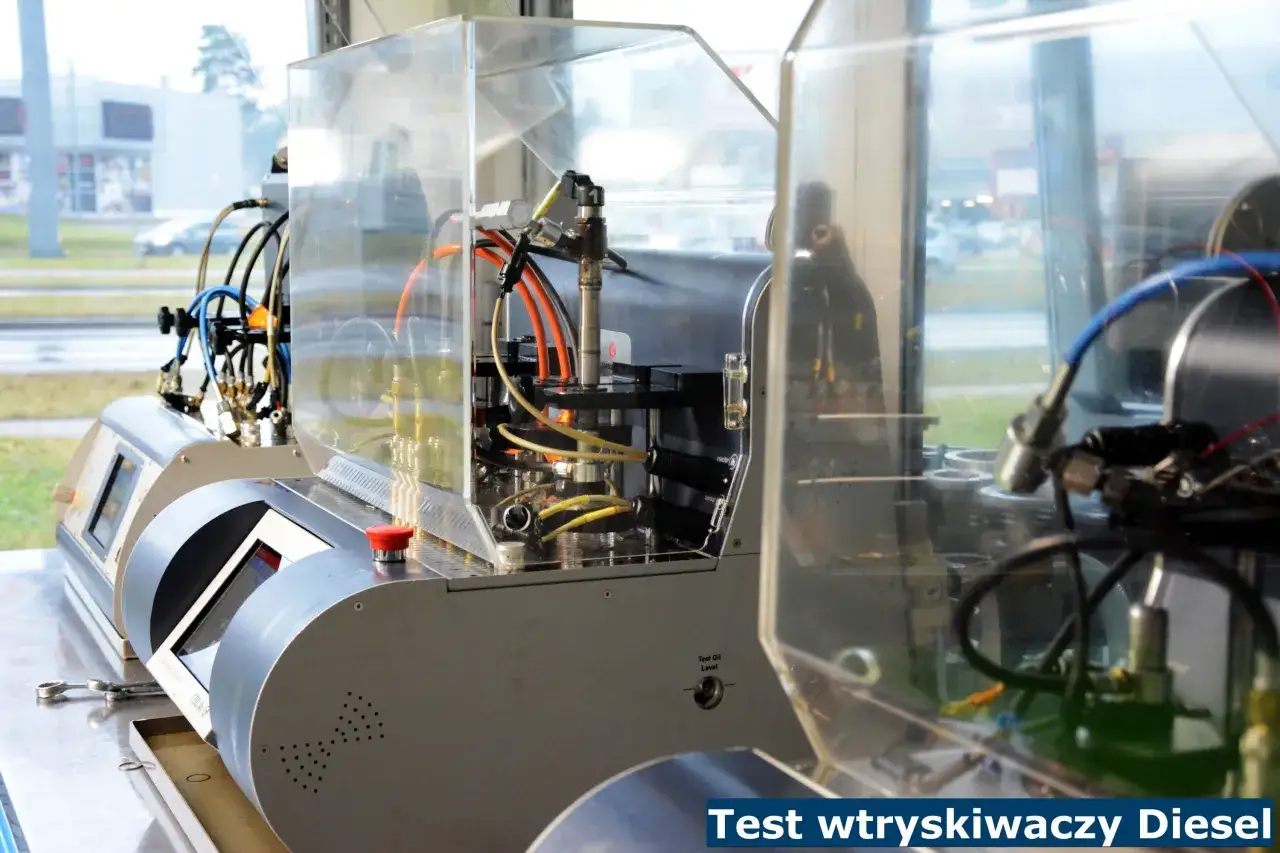 Zaawansowany tester wtryskiwaczy diesel z przewodami i przezroczystą osłoną.