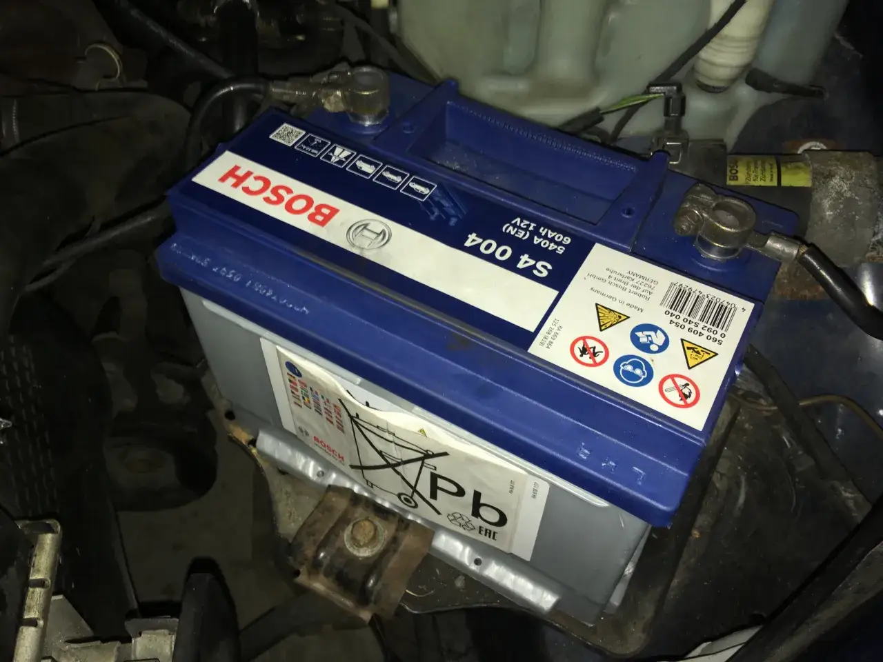 Akumulator Bosch S4 004, 60Ah, 12V. Widoczne oznaczenia daty produkcji i symbol Pb.