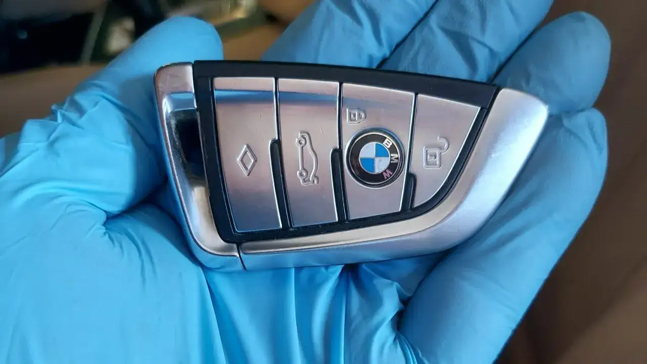 Zdjęcie Jak wymienić baterie w kluczyku BMW E60 i uniknąć problemów z działaniem