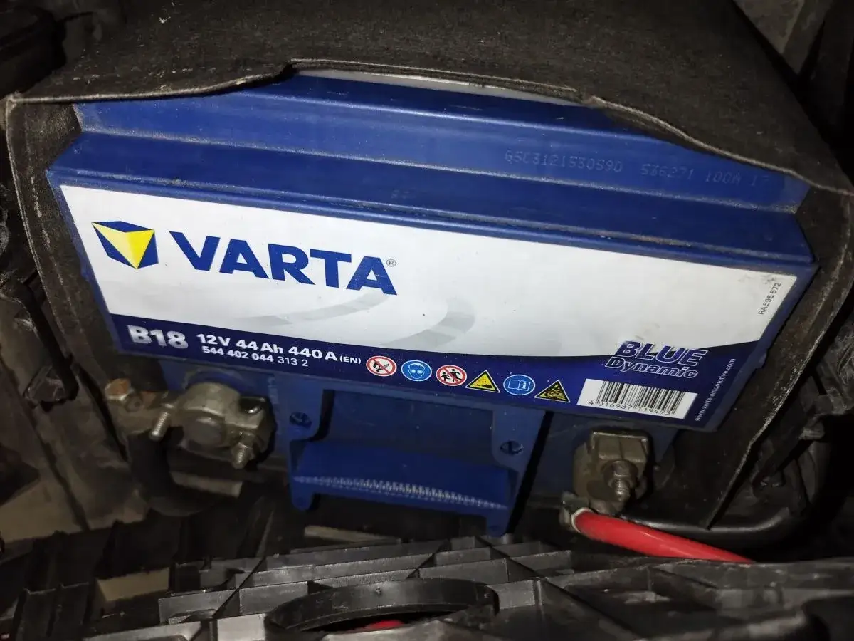 Akumulator Varta Blue Dynamic z widocznym numerem seryjnym akumulatora Varta: G5C3121530590.