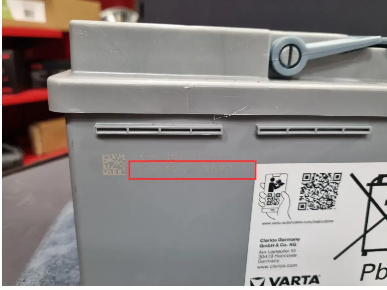 Szary akumulator Varta z widocznym numerem seryjnym akumulatora Varta: 25 39 6 1692 F.