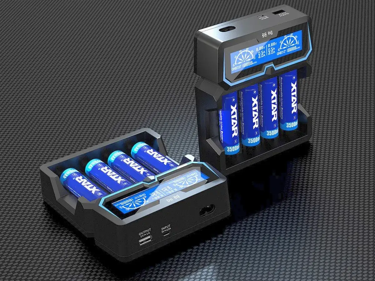Dwie ładowarki z niebieskimi wyświetlaczami i akumulatorkami do zabawek XTAR 3500mAh.