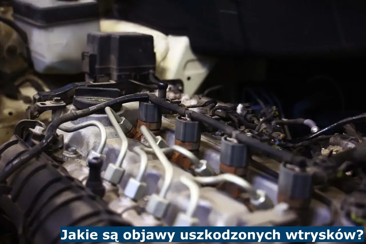 Silnik samochodowy z widocznymi wtryskiwaczami. Dowiedz się, jakie są objawy uszkodzonych wtrysków gazu, by szybko zareagować.